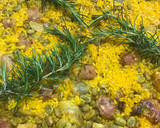 Foto del paso 10 de la receta: Arroz en paella de costillas con alcachofas y habitas