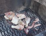 Foto del paso 4 de la receta: Pollo con miel y mostaza a las brasas con ensalada