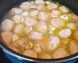 Foto del paso 11 de la receta: Albóndigas de pollo, pavo y jamón a la jardinera