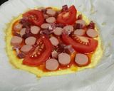 Foto del paso 8 de la receta: Pizza de tortilla con salchicha, jamón, queso y tomate