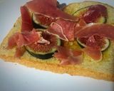 Foto del paso 5 de la receta Tostadas con higos, jamón serrano y queso de cabra