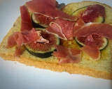 Foto del paso 5 de la receta: Tostadas con higos, jamón serrano y queso de cabra
