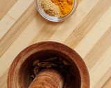 Foto del paso 1 de la receta: Infusión de cúrcuma sin leche 💧💧💧Chai "color otoño" 🍁
