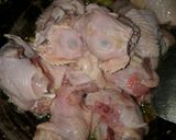 Foto langkah ke 4 dari resep Pindang Kuah Kuning Kepala dan Leher Ayam.