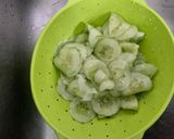 Une image de l'étape 3 de Salade de concombre mariné à la crème, persil et oignon rouge.