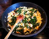 Foto del paso 5 de la receta: Arroz salteado con col rizado y uvas pasas - veggie - pechuga de pollo