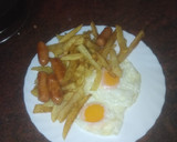 Foto del paso 3 de la receta: Huevos fritos con papas y chorizo
