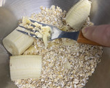 Foto del paso 2 de la receta: Galletas de avena, chocolate y plátano al horno rápidas y fáciles
