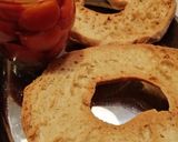 Foto del passaggio 4 della ricetta Friselle con pomodorini sott'olio