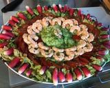 Une image de l'étape 6 de Salade terre et mer aux crevettes,radis,tomates,concombre,laitue,oignon et ciboulette.