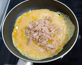 Foto del paso 3 de la receta: Tortilla francesa de atún, cebolleta fresca y queso