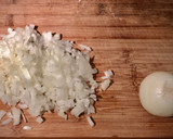Foto del paso 1 de la receta: Salmón encebollado en base de hojaldre