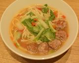 豚肉丸番茄中式湯麵。湯頭清爽不膩口--選用梅爾雷赫冷壓橄欖油的食譜步驟7照片