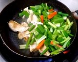 รูปขั้นตอนการทำที่ 3 ของ ไก่ผัดต้นหอม