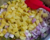 A picture of step 1 of Onion Potato Subzi.