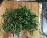 Hình bước làm 1 của món Trai trai sào hành dăm thì là