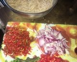 A picture of step 1 of Fried spagetti with shredded chiken😋.