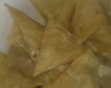 A picture of step 4 of Green grams samosa.