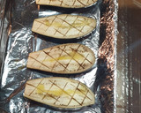 Foto del paso 1 de la receta: Berenjenas rellenas de verduras y carne picada de pollo