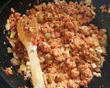 Foto del paso 2 de la receta Macarrones con bonito huevo duro y salsa de tomate con orégano y