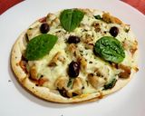 Foto del paso 5 de la receta: Pizzeta de pollo, quesos, jamón y espinacas con base de tortitas