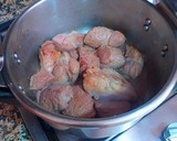 Foto del paso 5 de la receta: Cordero guisado en salsa reducida de dos cebollas con pasas