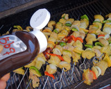 Foto del paso 4 de la receta: Brochetas de cerdo, pimiento, piña y cebolla blanca, asadas al carbón