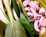 Foto langkah ke 1 dari resep Pakcoy Siram Saus Tiram Jamur.