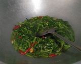 Foto langkah ke 2 dari resep Kangkung tumis kuah.