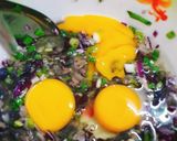 Hình bước làm 1 của món Trứng chiên bắp cải tím