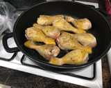 Foto del paso 3 de la receta: Muslos de pollo en salsa de cebolla y ajo