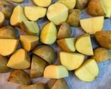 Foto del paso 1 de la receta: Patatas con miel y especias al horno