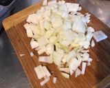 Une image de l'étape 3 de Saucisses fumées à la compotée d oignons et poivrons verts,citrons confits aux épices indiennes.