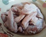 รูปขั้นตอนการทำที่ 1 ของ ปีกไก่ทอดน้ำปลา(สูตรกรอบยันกระดูก)