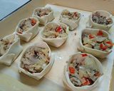 Foto del paso 4 de la receta: Canastitas de caballa, cebollas, pimiento y queso
