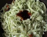 Hình bước làm 4 của món Mì cải bó xôi + lườn cá hồi chiên giòn 🤤