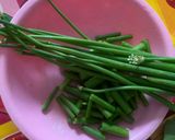 Foto langkah ke 1 dari resep Tumis bunga bawang cumi asin.