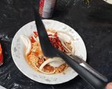 รูปขั้นตอนการทำที่ 4 ของ ยำบะหมี่ปลากระป๋องไข่ลวกยางมะตูม