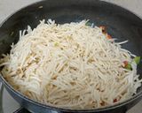 A picture of step 4 of Colourful Schezwan Noodles.