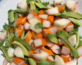 Foto del paso 4 de la receta: Ensalada de rúcula, surimi, paraguaya, aguacate y huevo