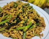 Foto langkah ke 7 dari resep Mie instan Goreng Sawi.