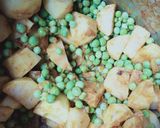 A picture of step 3 of Aloo matar ka salan.