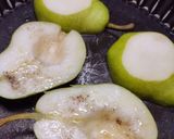 Foto del paso 1 de la receta: Peras al horno con queso azul, miel y nueces