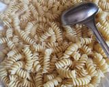 Foto del passaggio 1 della ricetta Insalata di pasta con salsa di stracciatella e pesto di mandorle