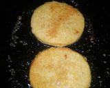 A picture of step 5 of Bread sweet omlet and chicken sandwiches 😋🥪.