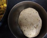 A picture of step 3 of Punjabi samosa.