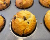 Φωτογραφία βήματος 6 της συνταγής Cupcakes βανίλιας με σταγόνες σοκολάτας γάλακτος