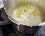 Foto del paso 3 de la receta: Sepia con guisantes y champiñones