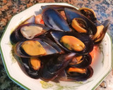 Foto del paso 1 de la receta: Patatas con mejillones y langostinos sobre alioli