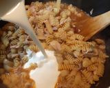 Foto del paso 2 de la receta: Tirabuzones con salsa Scarparo "One pot pasta"